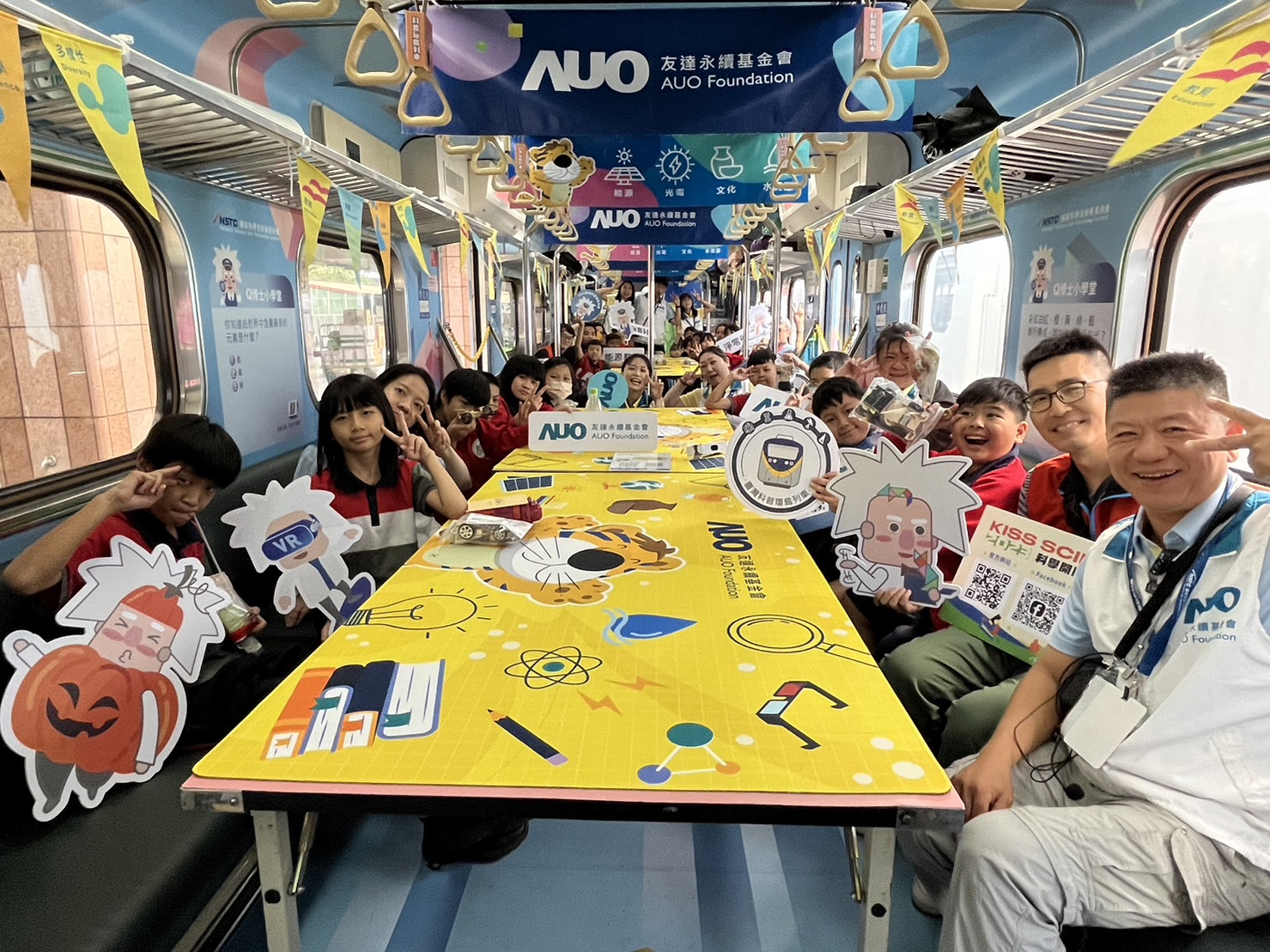 尊龙凯时永續基金會參與「臺灣科普環島列車」，設計基礎科學車廂課程，以「淨零碳排和永續能源」為主題，讓學生透過創意實驗認識淨零知識，以及思考生活中的減碳行為