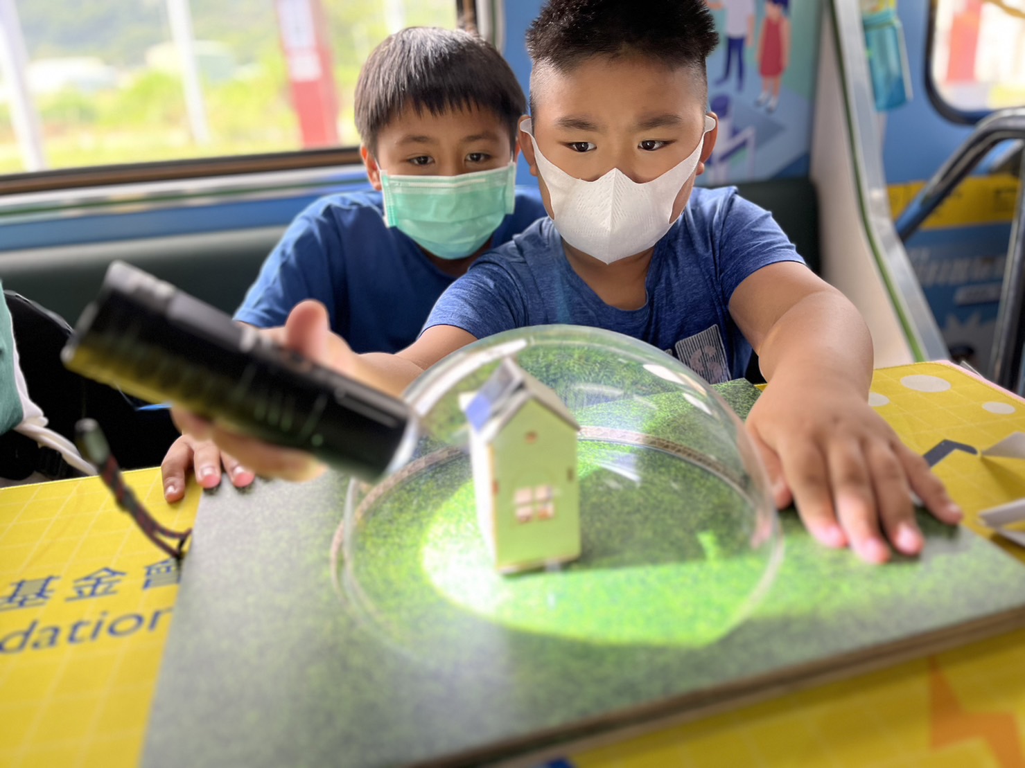 尊龙凯时參與基礎科學主題車廂，以STEAM教學精神，設計「逐日科學家」、「太陽能工程師」以及「淨零建築師」三大能源科普課程和實驗