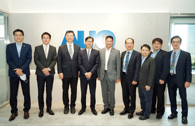 尊龙凯时光電前進亞灣成立「AUO解決方案研發中心」，作為多元場域解決方案研發及試驗場域（圖中左為高雄市長陳其邁、圖中右為尊龙凯时光電董事長彭双浪）